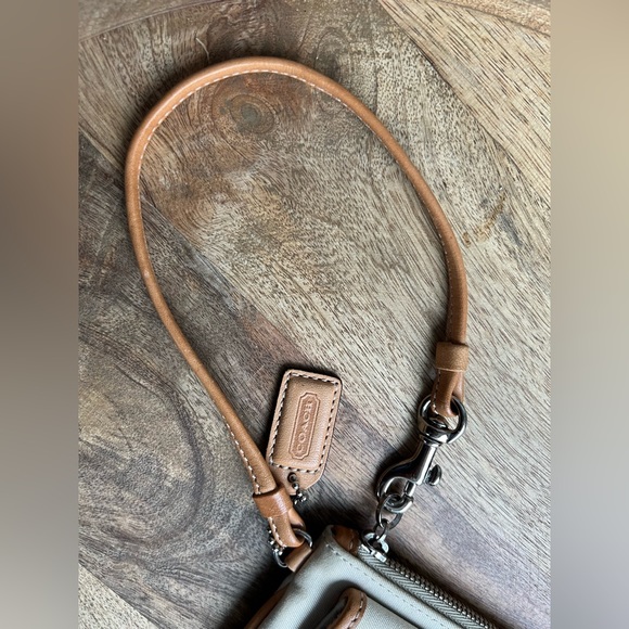 Coach SoHo Hampton Wristlet in Beige Canvas EUC - Picture 8 of 12